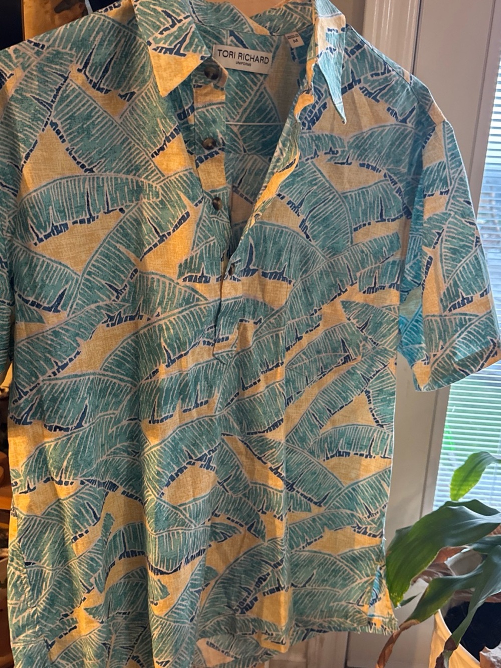 Tori Richard Teal and Cream Tropical Leaf Print Short-Sleeve 100% cotton Shirt